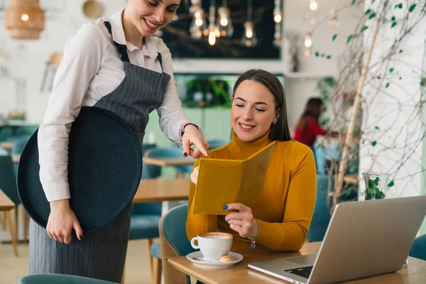 Kobieta Zamawiająca Jedzenie Lub Picie Restauracji — Zdjęcie stockowe