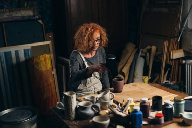 Kadınlar atölyesinde çömlek yapıyorlar.