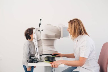 Çocuğun klinikte görme muayenesi var.