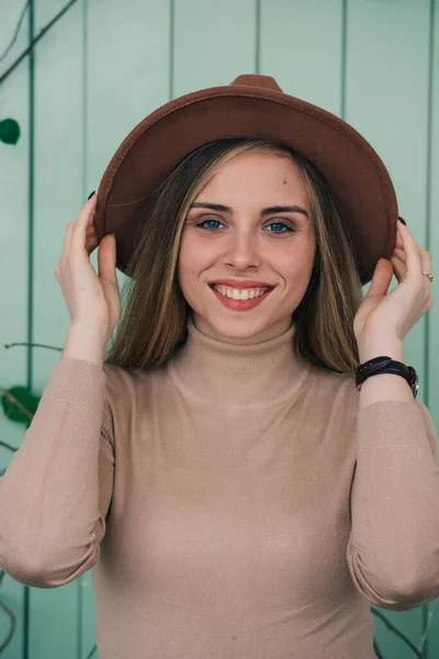 Porträtt Ung Vacker Kvinna Med Hatt — Stockfoto