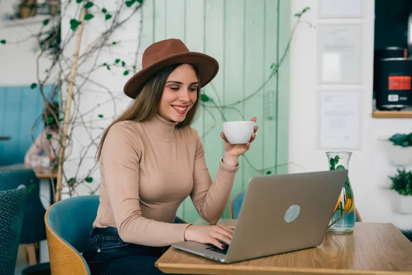 Femme Cafétéria Travaillant Sur Ordinateur Portable Buvant Café — Photo