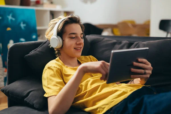 Teenager Nutzt Digitales Tablet Hause — Stockfoto