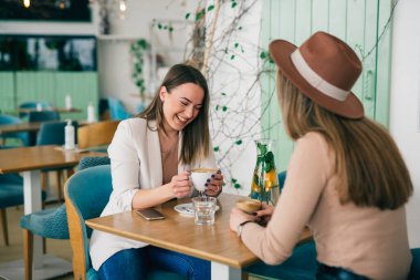 Kadın kafeteryada kahve molası veriyor.