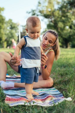 Anne ve oğlu dışarıda oynuyorlar.