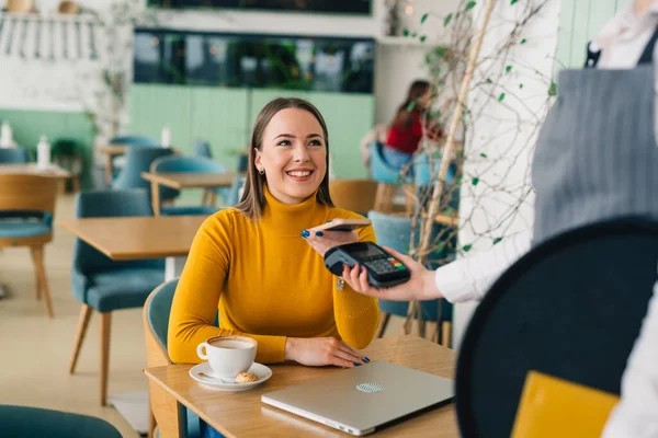 Kobieta Płaci Rachunek Kawiarni Kartą Kredytową — Zdjęcie stockowe