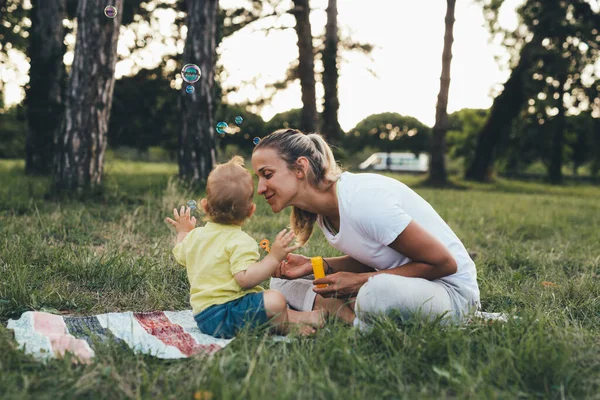 Mor Och Hennes Lilla Pojke Leker Utomhus — Stockfoto