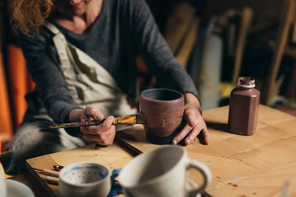 Woman Carving Pottery Her Workshop — Stock Photo, Image