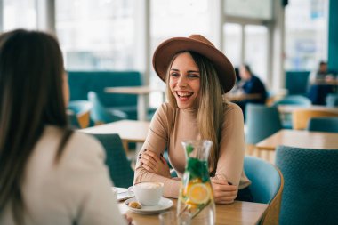 Kadınlar kafeteryada kahve molası veriyorlar.