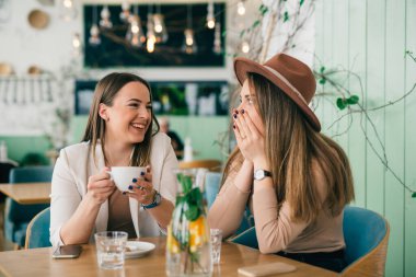 Kadınlar kafeteryada kahve molası veriyorlar.
