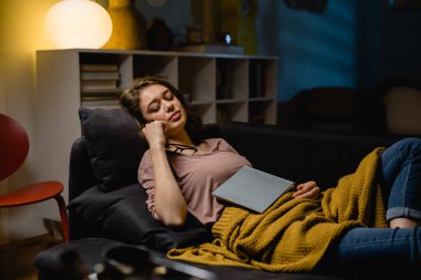 Yorgun kadın evde uyuyor..