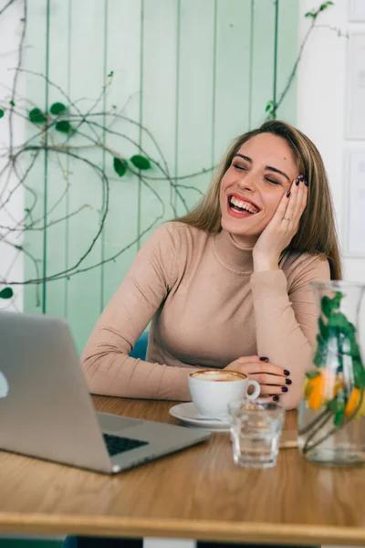 Frau Benutzt Laptop Cafeteria — Stockfoto