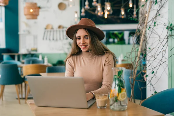 Femme Utilise Ordinateur Portable Cafétéria — Photo