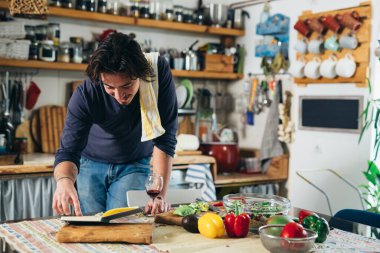 Adam mutfakta sağlıklı salata hazırlıyor.