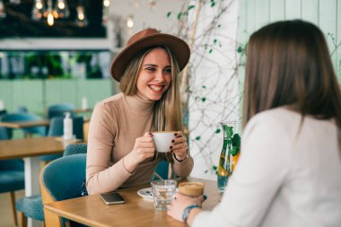 Kadınlar kafede kahve molası veriyor.