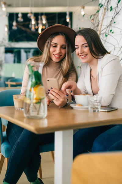 Kadınlar kafede kahve molası veriyor.