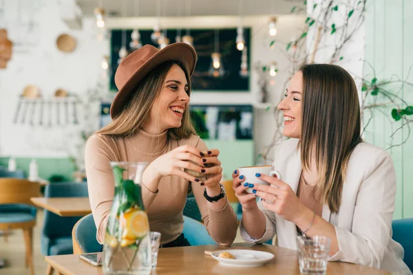 카페에서 커피를 마시며 휴식을 취하는 여성들 — 스톡 사진