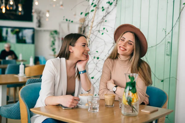 Kadınlar kafede kahve molası veriyor.