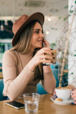 Kafeteryada kahve içme kadın