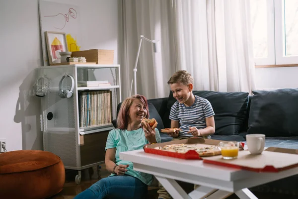 Μητέρα Και Γιος Της Διασκεδάζουν Στο Σπίτι Τρώγοντας Πίτσα — Φωτογραφία Αρχείου