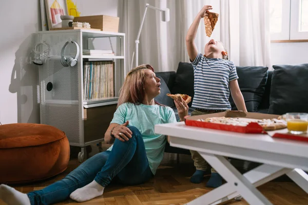 Mutter Und Ihr Sohn Amüsieren Sich Hause Beim Pizza Essen — Stockfoto