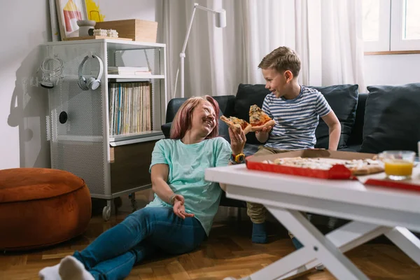 Mutter Und Ihr Sohn Amüsieren Sich Hause Beim Pizza Essen — Stockfoto