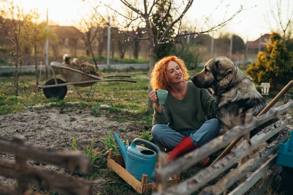 Kvinna Dricka Kaffe Och Njuta Tid Med Sin Hund Sin — Stockfoto