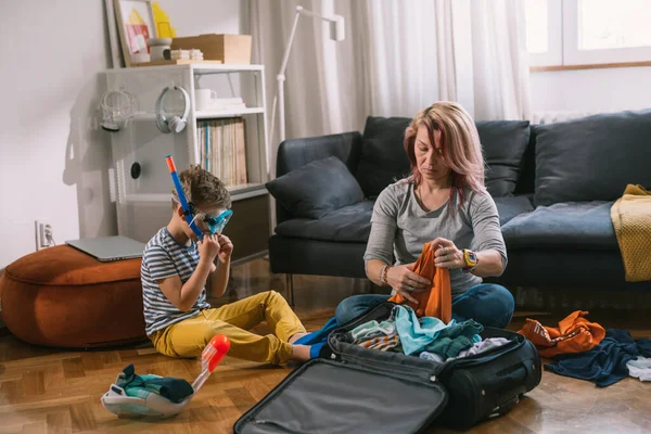 Alleinerziehende Mutter Und Ihr Sohn Bereiten Taschen Für Die Sommerferien — Stockfoto