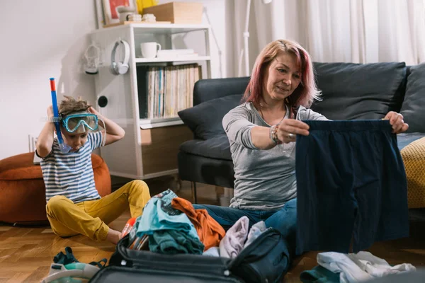 Alleenstaande Moeder Haar Zoon Voorbereiding Tassen Voor Zomer Vakantie — Stockfoto