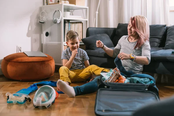Alleinerziehende Mutter Und Ihr Sohn Bereiten Taschen Für Die Sommerferien — Stockfoto