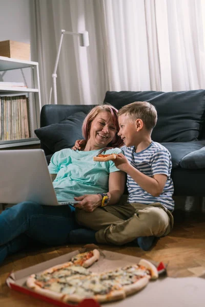 Alleinerziehende Mutter Und Sohn Genießen Die Gemeinsame Zeit Hause Nutzen — Stockfoto