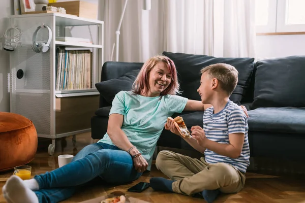 Alleinerziehende Mutter Und Sohn Genießen Zeit Hause Reden Und Essen — Stockfoto