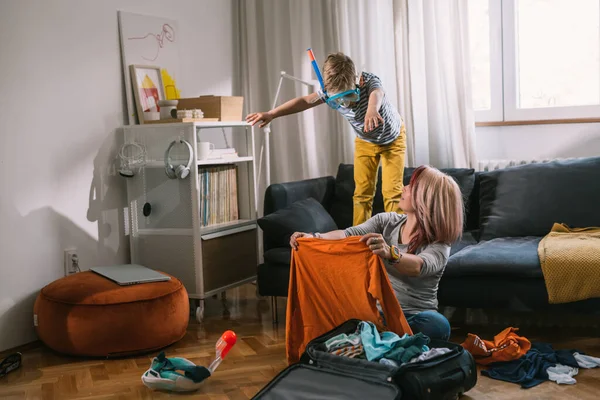 Moeder Zoon Hebben Een Geweldige Tijd Tijdens Het Inpakken Tassen — Stockfoto