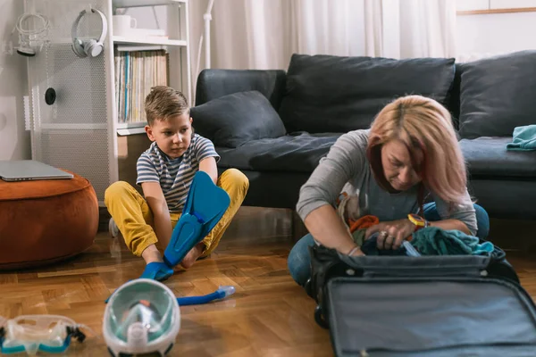 Junge Probiert Tauchausrüstung Während Seine Mutter Die Koffer Für Den — Stockfoto