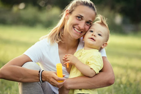 Porträtt Unga Kaukasiska Mor Och Hennes Lilla Pojke Utomhus Offentlig — Stockfoto