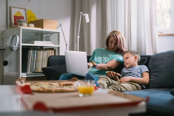 Alleinerziehende Mutter Genießt Zeit Mit Ihrem Sohn Hause Schaut Filme — Stockfoto
