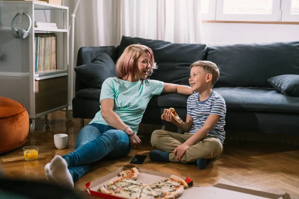 Alleinerziehende Kaukasische Mutter Und Ihr Sohn Genießen Die Gemeinsame Zeit — Stockfoto