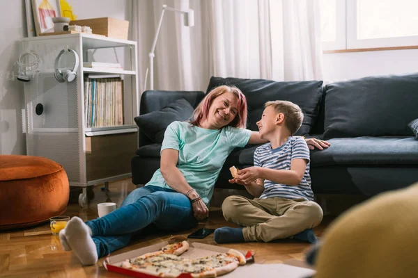 Alleinerziehende Mutter Und Ihr Sohn Genießen Die Gemeinsame Zeit Hause — Stockfoto