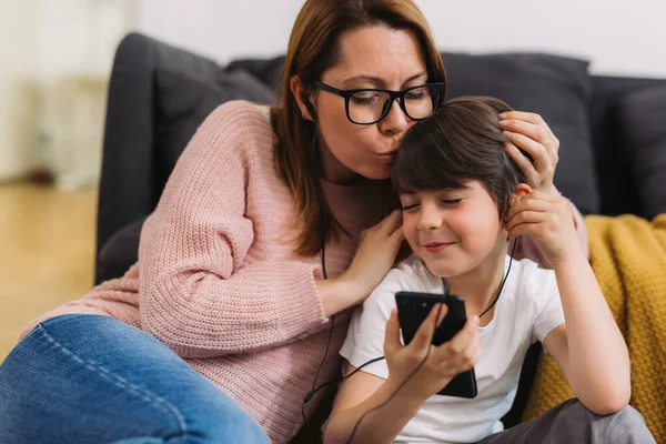 Alleinerziehende Kaukasische Mutter Küsst Ihren Sohn Während Das Smartphone Der — Stockfoto