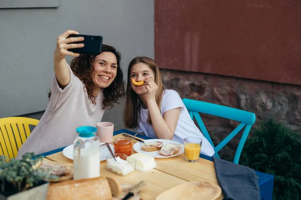 Mother Daughter Taking Selfie Breakfast Outdoor Back Yard — Stok fotoğraf