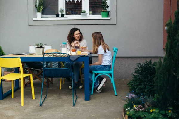 Caucasian Mother Daughter Enjoying Breakfast Together Home Back Yard — Stok fotoğraf