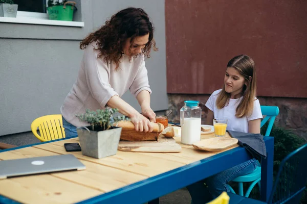 Young Caucasian Mother Her Daughter Having Breakfast Outdoor Back Yard — Stockfoto