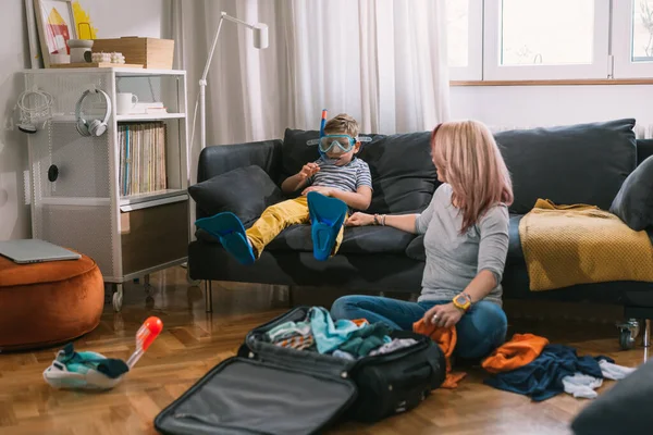 Alleinerziehende Mutter Und Ihr Sohn Bereiten Gepäck Für Die Sommerferien — Stockfoto