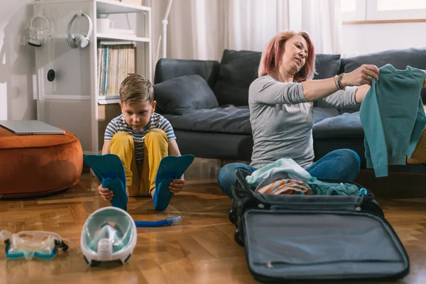 Mutter Und Sohn Bereiten Gepäck Für Den Sommerurlaub Vor — Stockfoto
