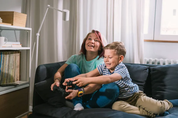 Joven Caucásico Madre Hijo Jugando Video Juegos Casa — Foto de Stock