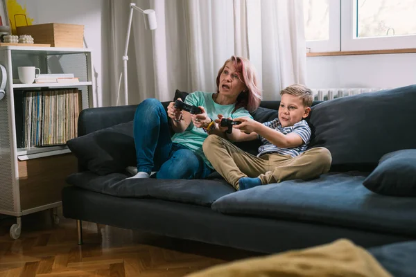 Junge Kaukasische Mutter Und Ihr Sohn Spielen Hause Videospiele — Stockfoto