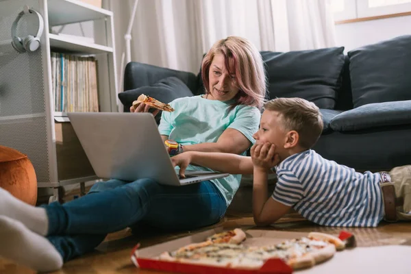 Kleiner Junge Mit Seiner Mutter Die Hause Pizza Isst Und — Stockfoto