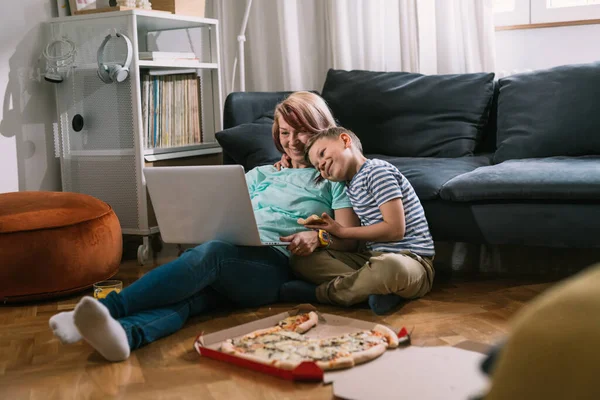 Kleiner Junge Mit Seiner Mutter Beim Filmgucken Laptop Hause — Stockfoto