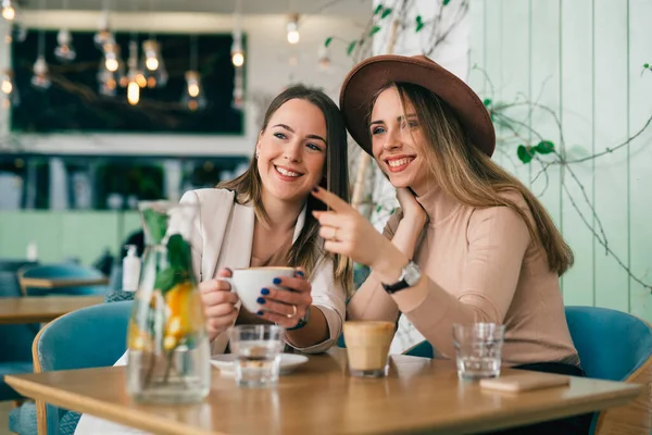 Jovem Atraente Caucasiano Mulheres Amigos Conversa Sobre Coffee Break Cafetaria — Fotografia de Stock