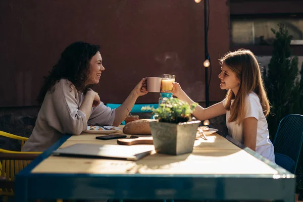 Caucasian Mother Her Daughter Cheers Breakfast Her Home Backyard — Zdjęcie stockowe