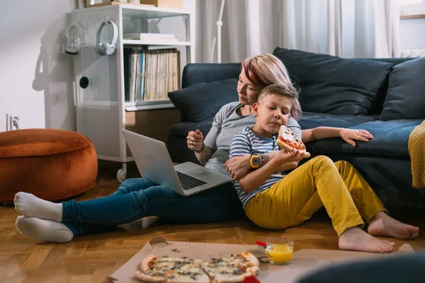 Кавказская Мать Наслаждается Временем Своим Сыном Смотреть Кино Ноутбуке Пиццу — стоковое фото
